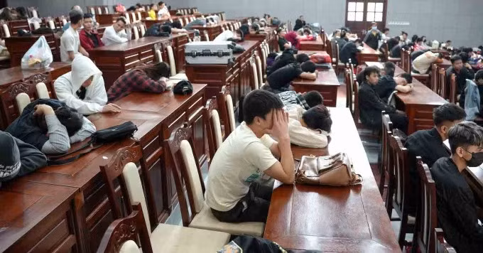 Nhóm người bị Campuchia trao trả, được cảnh sát sàng lọc tại cửa khẩu Hoa Lư. Ảnh: Thái Hà