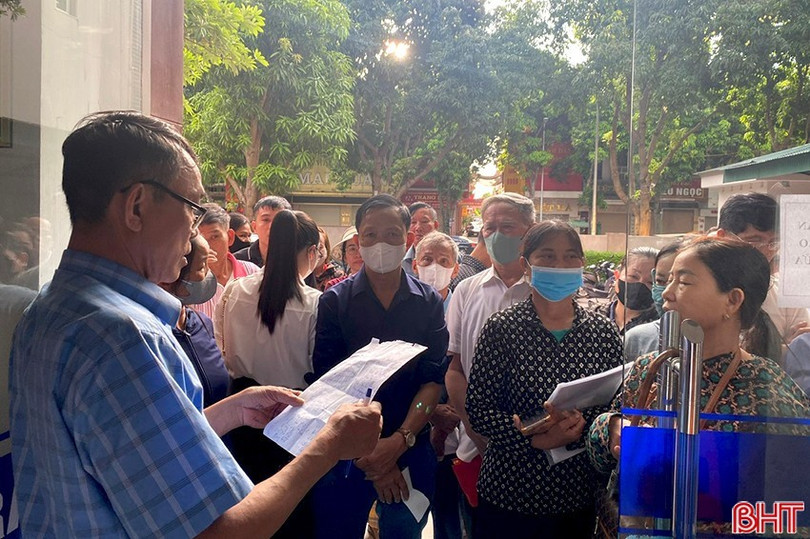6h sáng ngày 19/6, chưa đến giờ làm việc, người dân đã tập trung rất đông trước Trung tâm Hành chính công TP Hà Tĩnh để đăng ký làm thủ tục hành chính. 3.jpg