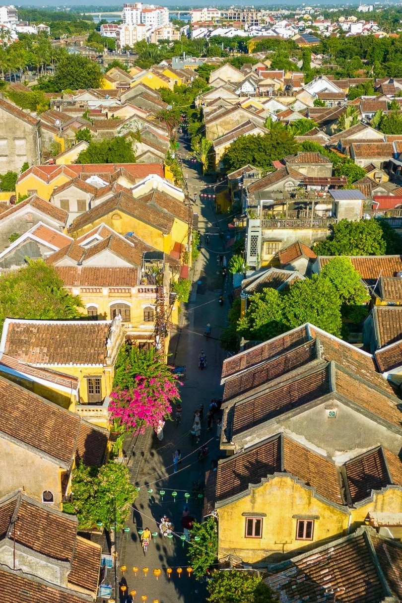 Phố cổ Hội An rực rỡ dưới ánh nắng vàng buổi sớm mai. Ảnh: Phạm Toàn.