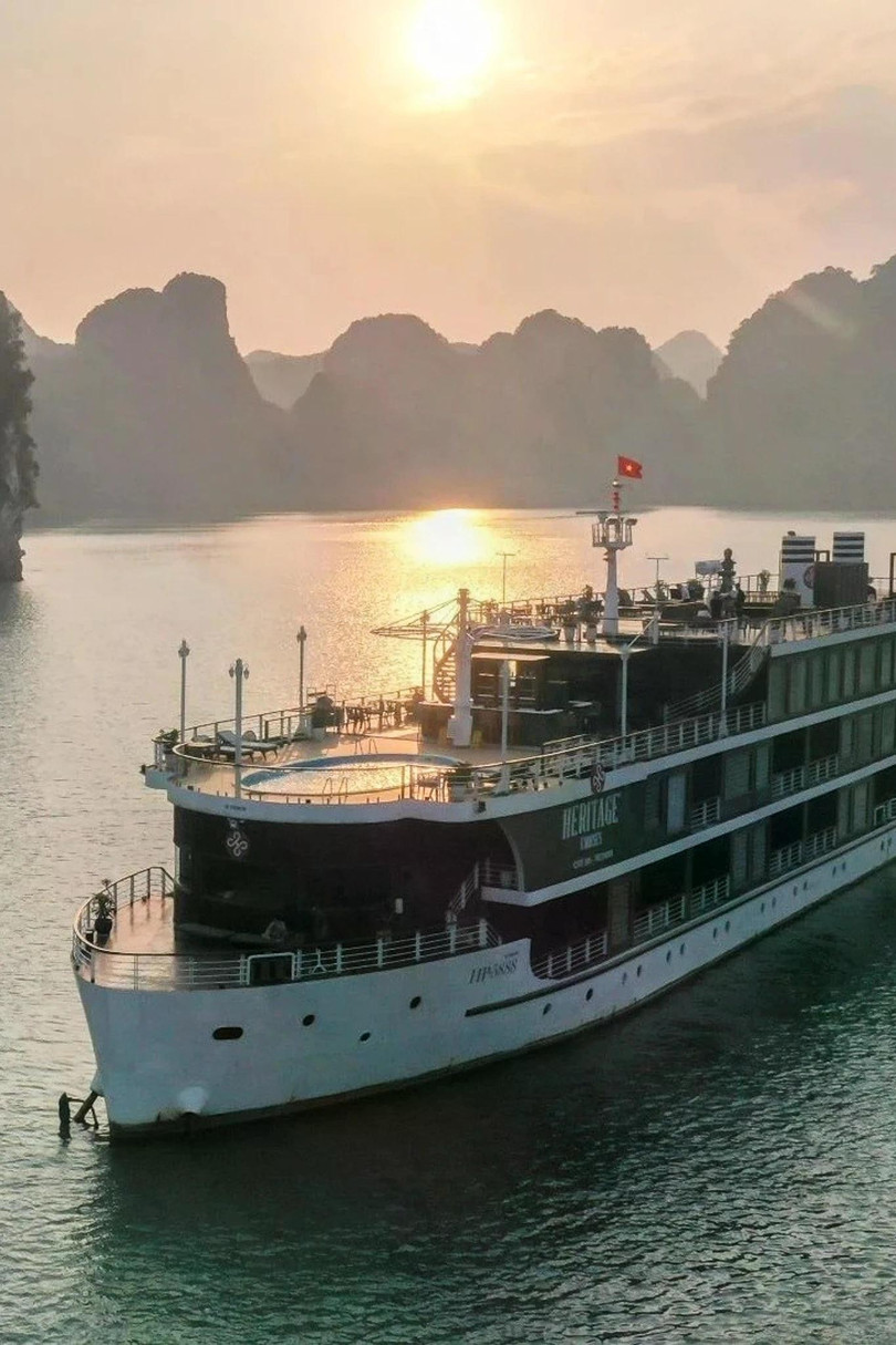 Du thuyền cao cấp khám phá vịnh Hạ Long (Quảng Ninh) là một sản phẩm du lịch đường thuỷ nổi bật, thu hút đông đảo khách quốc tế. Ảnh: Hoàng Hiệp.