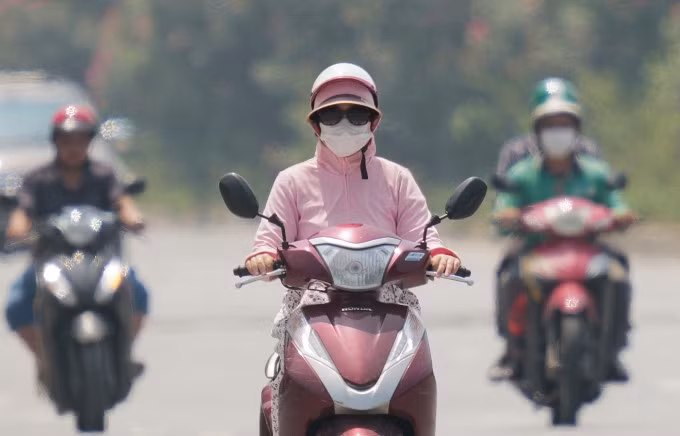 Người dân tham gia giao thông trên đại Lộ Thăng Long, Hà Nội. Ảnh: Ngọc Thành