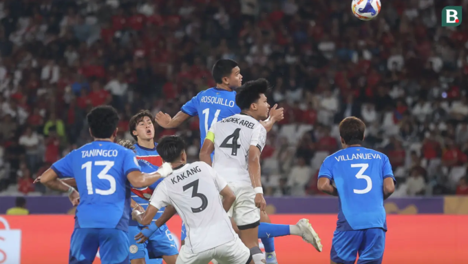 Jaime Rosquillo (áo xanh giữa) đánh đầu ngược phản lưới giúp Indonesia thắng Philippines 1-0 ở lượt hai bảng A U23 Đông Nam Á 2025, tại sân Gelora Bung Karno, Indonesia ngày 18/7/2025. Ảnh: Bola Jaime Rosquillo (áo xanh giữa) đánh đầu ngược phản lưới giúp Indonesia thắng Philippines 1-0 ở lượt hai bảng A U23 Đông Nam Á 2025, tại sân Gelora Bung Karno, Indonesia ngày 18/7/2025. Ảnh: Bola