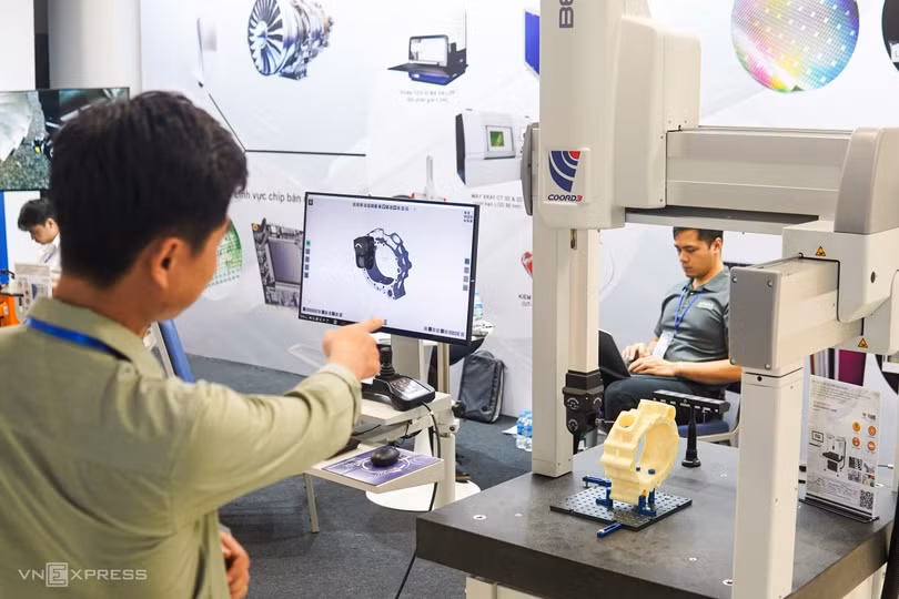 Một thiết bị đo kiểm các chi tiết được cơ khí chính xác, do một nhà phân phối trình diễn tại triển lãm.