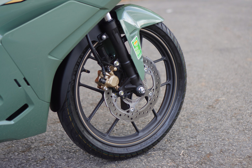 Honda trang bị cho Winner R bộ mâm thể thao cùng hệ thống chống bó cứng phanh ABS cho bánh trước, bộ ly hợp hỗ trợ và chống trượt hai chiều (Assist &amp; Slipper Clutch).