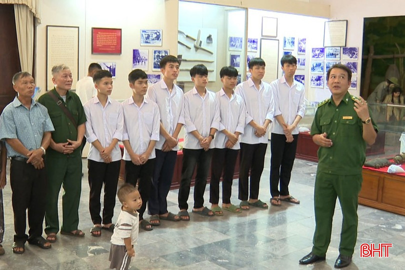 Anh Phan Công Lê luôn say sưa trong mỗi câu chuyện kể cho du khách khi về thăm quan Ngã ba Đồng Lộc. bqbht_br_image.jpg
