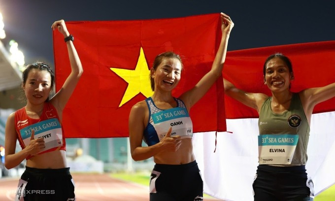Lê Thị Tuyết (trái) và Nguyễn Thị Oanh (giữa) lần lượt giành HC bạc và vàng nội dung chạy 10.000m tại SEA Games 33 trên sân Supachalasai, thành phố Bangkok, Thái Lan tối 15/12/2025. Ảnh: Đức Đồng