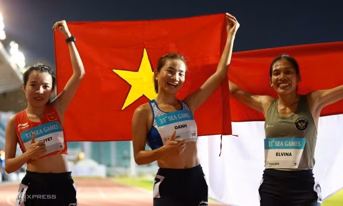 Lê Thị Tuyết (trái) và Nguyễn Thị Oanh (giữa) lần lượt giành HC bạc và vàng nội dung chạy 10.000m tại SEA Games 33 trên sân Supachalasai, thành phố Bangkok, Thái Lan tối 15/12/2025. Ảnh: Đức Đồng