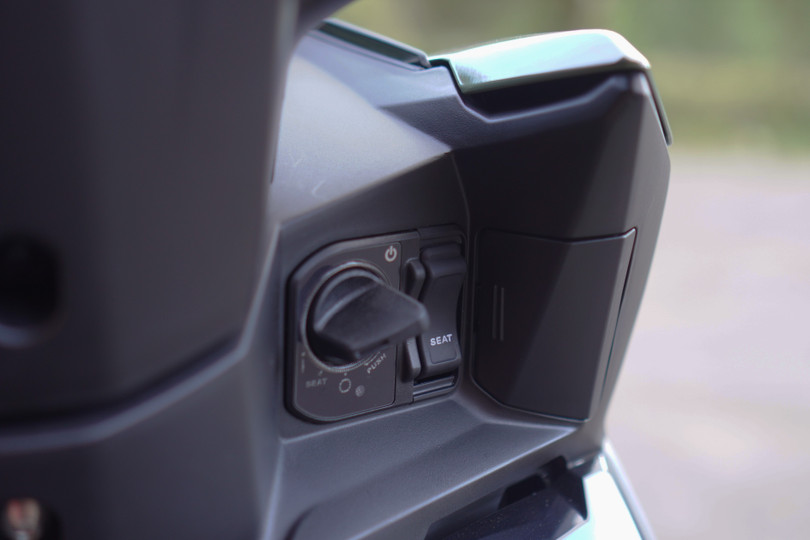 Ngay bên dưới là cổng sạc USB loại A kèm nắp chống nước ở bên trái và cụm khóa thông minh tích hợp chống trộm bên phải.