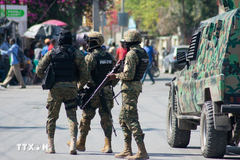 Cảnh sát siết chặt an ninh tại Port-au-Prince, Haiti. (Ảnh: AFP/TTXVN) Cảnh sát siết chặt an ninh tại Port-au-Prince, Haiti. (Ảnh: AFP/TTXVN)