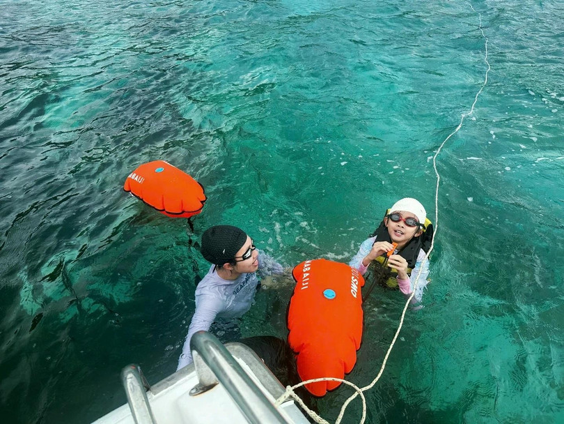 Trong chuyến đi Côn Đảo, gia đình anh còn tham gia nhiều hoạt động như bơi ở Hòn Cau.