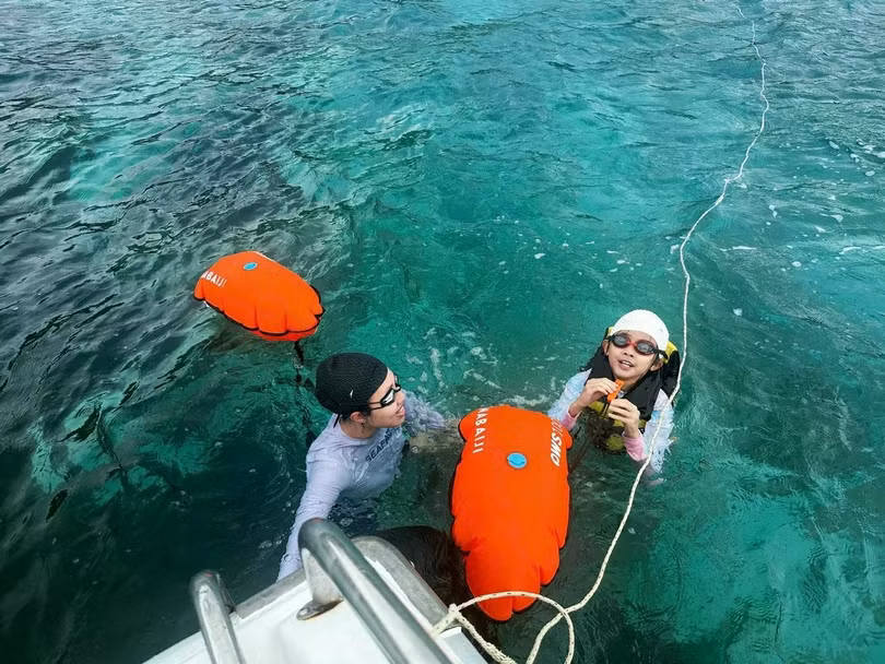 Trong chuyến đi Côn Đảo, gia đình anh còn tham gia nhiều hoạt động như bơi ở Hòn Cau.