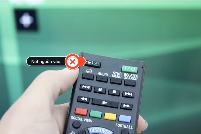 Bấm nút nguồn trên remote
