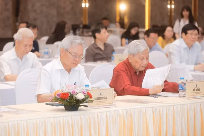 Thành viên Hội đồng chung khảo Giải báo chí quốc gia lần thứ XIX tham gia công tác chấm giải. (Ảnh: Minh Quyết/TTXVN)