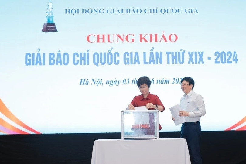 Tổng Giám đốc Thông tấn xã Việt Nam - bà Vũ Việt Trang và nhà báo Hồ Quang Lợi, thành viên Hội đồng chung khảo bỏ phiếu chấm các tác phẩm. (Ảnh: Minh Quyết/TTXVN) vna-potal-khai-mac-cham-chung-khao-giai-bao-chi-quoc-gia-lan-thu-19-nam-2024-8070172.jpg