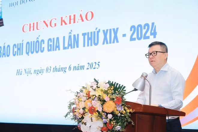 Ông Lê Quốc Minh - Chủ tịch Hội Nhà báo Việt Nam, Chủ tịch Hội đồng chung khảo, Tổng Biên tập báo Nhân dân phát biểu khai mạc. (Ảnh: Minh Quyết/TTXVN)