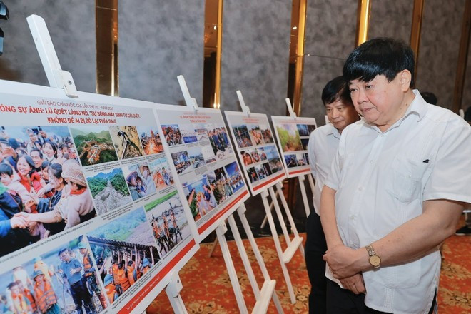 Thành viên Hội đồng chung khảo Giải báo chí Quốc gia xem, thảo luận về các tác phẩm ảnh lọt vào vòng chung khảo. (Ảnh: Minh Quyết/TTXVN) Thành viên Hội đồng chung khảo Giải báo chí Quốc gia xem, thảo luận về các tác phẩm ảnh lọt vào vòng chung khảo. (Ảnh: Minh Quyết/TTXVN)