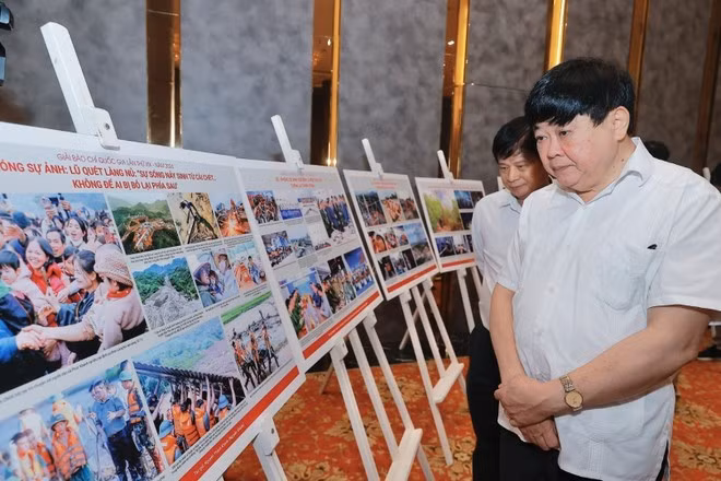 Thành viên Hội đồng chung khảo Giải báo chí Quốc gia xem, thảo luận về các tác phẩm ảnh lọt vào vòng chung khảo. (Ảnh: Minh Quyết/TTXVN)