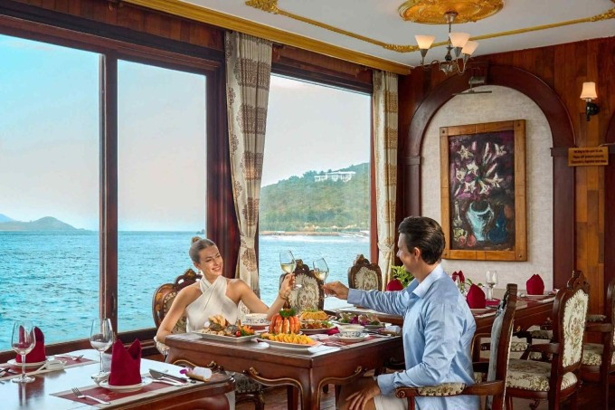 Du khách đi tour trên du thuyền tại Nha Trang. Ảnh: Lux Group