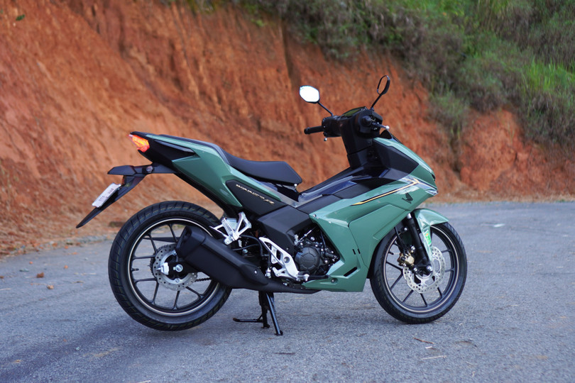 Winner R tiếp tục sở hữu khối động cơ 150 cc, DOHC 4 van được tích hợp các công nghệ giảm ma sát như xy-lanh lệch tâm, váy piston phủ molybdenum với vân thô, cò mổ con lăn và ống lót xi-lanh.