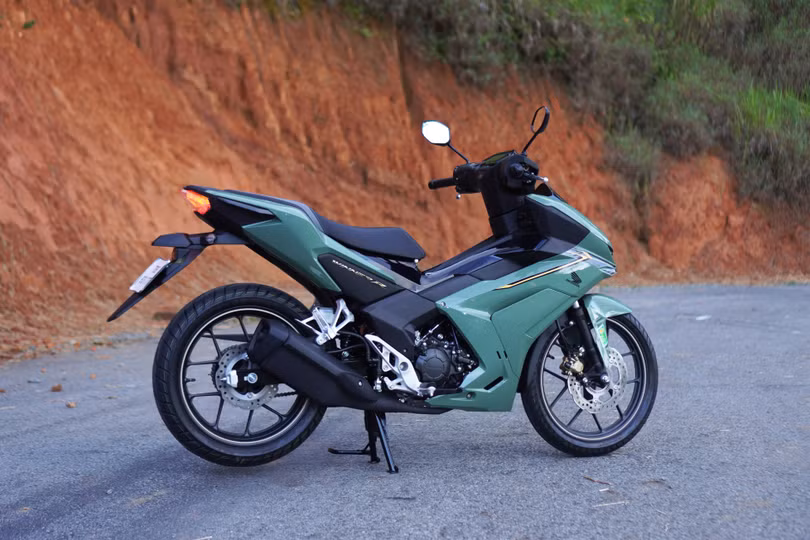 Winner R tiếp tục sở hữu khối động cơ 150 cc, DOHC 4 van được tích hợp các công nghệ giảm ma sát như xy-lanh lệch tâm, váy piston phủ molybdenum với vân thô, cò mổ con lăn và ống lót xi-lanh.