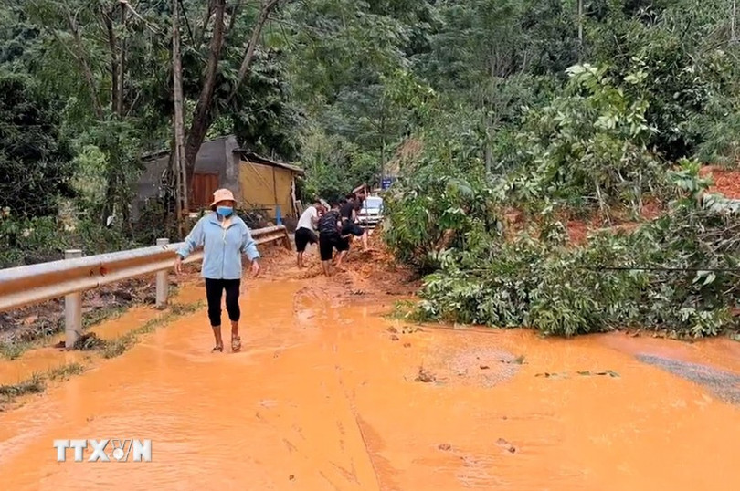 A tempestade nº 10 paralisou a única estrada para o Portão da Fronteira Internacional de Nam Can (Nghe An) devido a deslizamentos de terra. (Foto: VNA) bao-so-10-lam-tuyen-duong-doc-dao-di-cua-khau-quoc-te-nam-can-nghe-an-te-liet-vi-sat-lo-dat-8309607-6.jpg