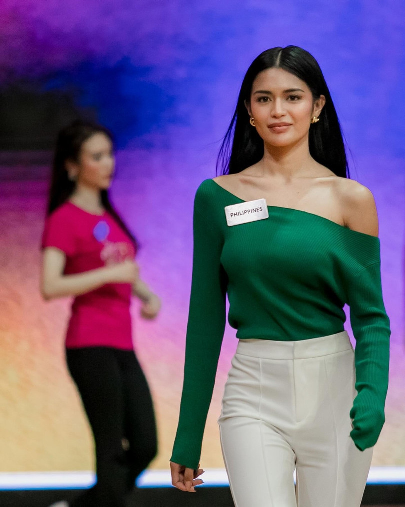 Krishnah Gravidez មកពីប្រទេសហ្វីលីពីនបានពាក់អាវក្រៅស្មាជាមួយនឹងខោអំបោះ។ នាងស្ថិតក្នុងក្រុមបេក្ខជនដ៏មានសក្ដានុពលដែលទទួលបានការកោតសរសើរយ៉ាងខ្លាំងពីគេហទំព័រសម្រស់។ សម្រស់ដែលបានឈ្នះតំណែងជាបវរកញ្ញា Charm Philippines 2023។ Krishnah Gravidez កំពុងសិក្សាផ្នែកវិស្វកម្មសំណង់ស៊ីវិល ម៉ូដែល និងជំនួញ។ Krishnah Gravidez, người Philippines, phối áo lệch vai với quần vải. Cô thuộc nhóm ứng viên tiềm năng được các chuyên trang sắc đẹp đánh giá cao. Mỹ nhân từng đoạt danh hiệu Miss Charm Philippines 2023. Krishnah Gravidez đang theo học ngành kỹ thuật xây dựng, làm người mẫu, kinh doanh.