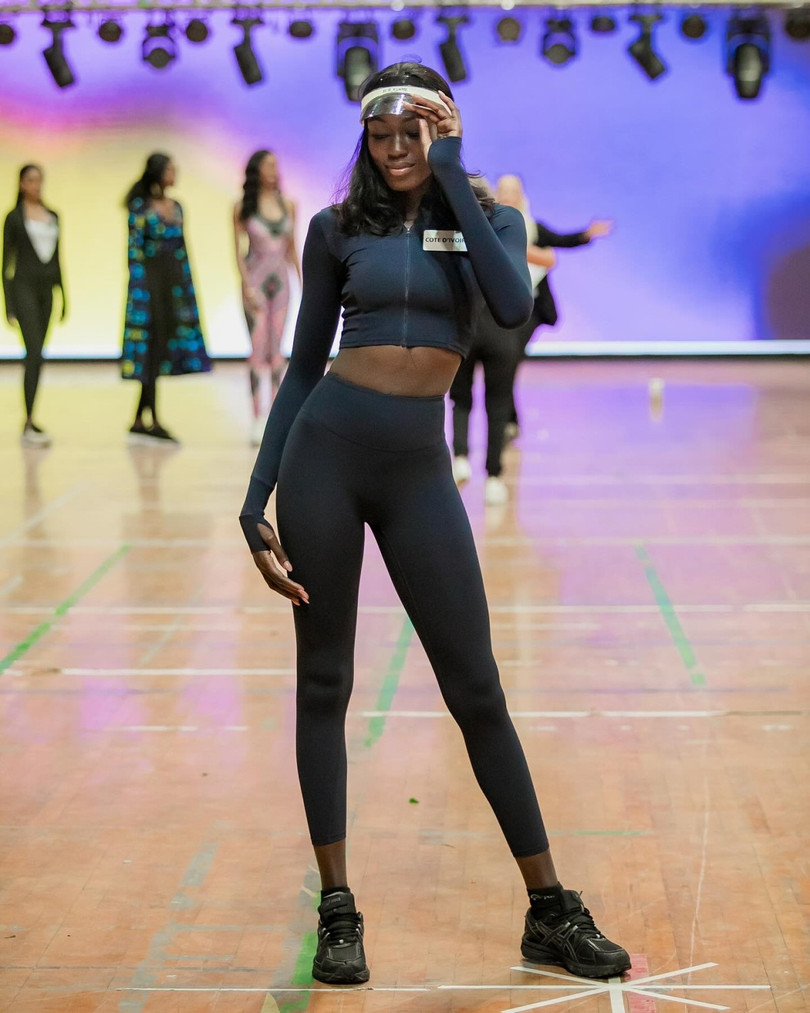 Fatoumata Coulibaly - សម្រស់មកពីប្រទេស Ivory Coast - បង្ហាញពីជំនាញដើរលេងរបស់នាង។ មុនការប្រកួតនាងបានបង្កភាពច្របូកច្របល់ជាមួយរូបរាងដែលអ្នកគាំទ្រប្រៀបធៀបទៅនឹង Fatoumata Coulibaly - người đẹp Bờ Biển Ngà - phô diễn kỹ năng catwalk. Trước thềm cuộc thi, cô từng gây sốt với diện mạo được fan ví như "viên ngọc trai đen". Mỹ nhân 21 tuổi, cao 1,85 m, đang học ngành luật tại quê nhà.