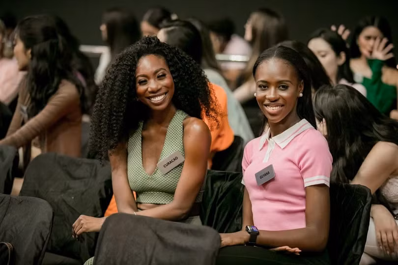 Hai thí sinh của khu vực Nam Mỹ gồm Curaçao (trái) và Guyana trên hàng ghế chờ.