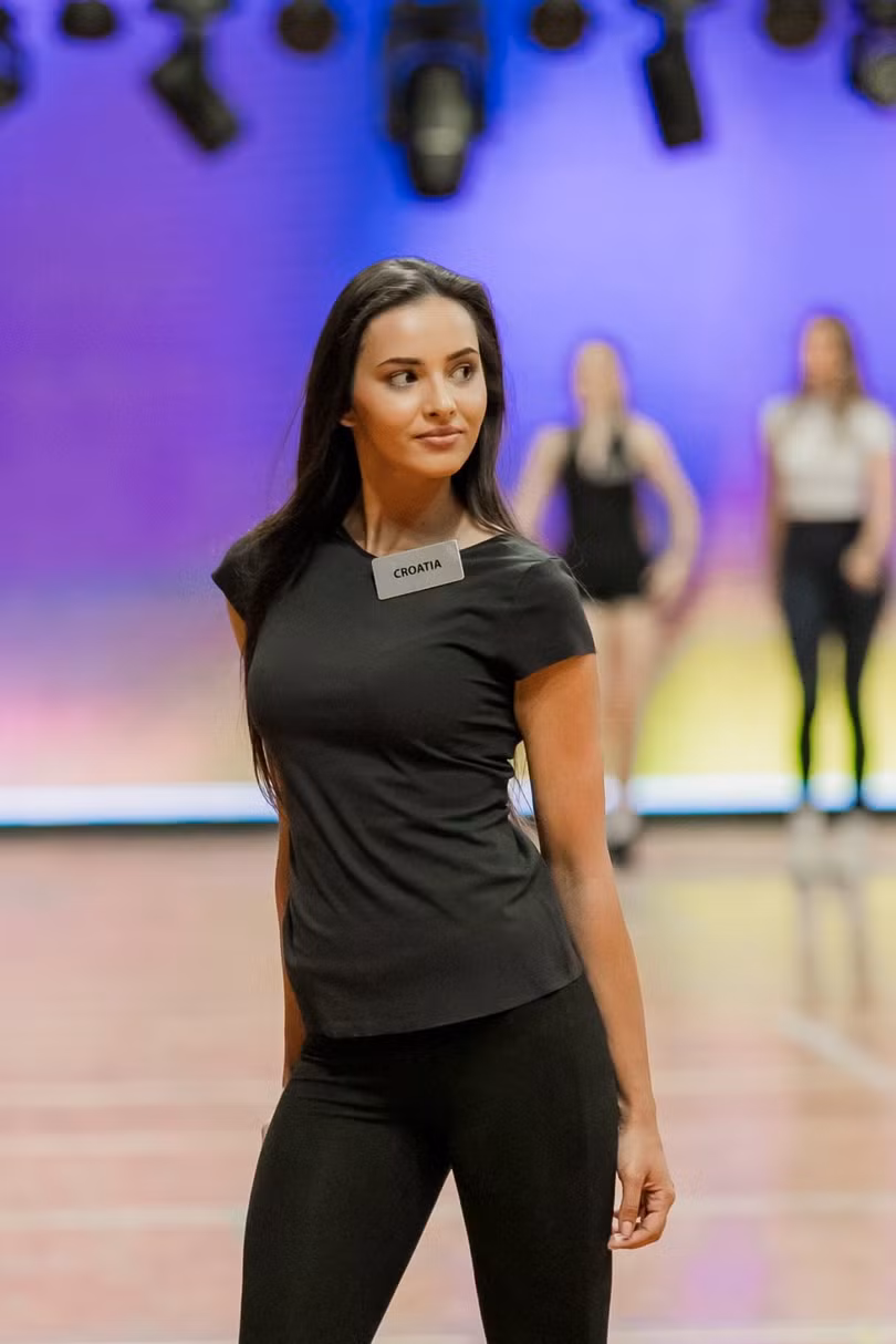 Mỹ nhân người Croatia diện áo thun phối quần legging.