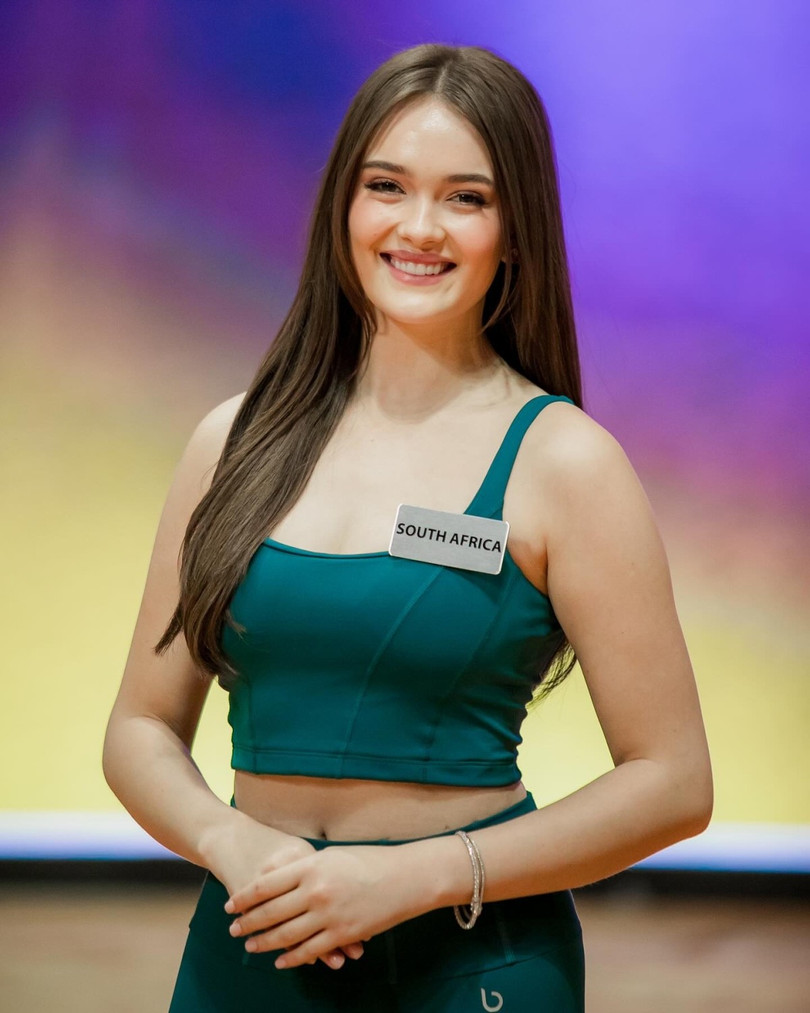 Zoalize Jansen Van Rensburg អាយុ 18 ឆ្នាំបវរកញ្ញាពិភពលោកអាហ្រ្វិកខាងត្បូងឆ្នាំ 2024 ។ សម្រស់មានមុខមុតស្រួចនិងរាងកាយសិចស៊ី។ នាងកំពុងធ្វើការជានាយកទីផ្សារឌីជីថលនៅស្រុកកំណើតរបស់នាង។ Zoalize Jansen Van Rensburg, 18 tuổi, Hoa hậu Thế giới Nam Phi 2024. Mỹ nhân có gương mặt sắc sảo, vóc dáng gợi cảm. Cô đang làm giám đốc tiếp thị kỹ thuật số tại quê nhà.
