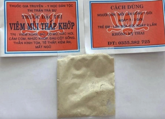 Một gói thuốc bột dùng để "chữa đau khớp" được bệnh nhân mua trên mạng. Ảnh: Hùng Lê