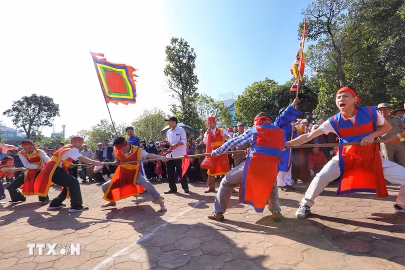 Giao lưu trình diễn Nghi lễ và trò chơi Kéo co Việt Nam-Hàn Quốc. (Ảnh: TTXVN)