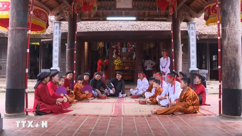 Các nghệ nhân làng Xoan gốc biểu diễn Hát Xoan tại Đình Hùng Lô, xã Hùng Lô, thành phố Việt Trì. (Nguồn: TTXVN phát)