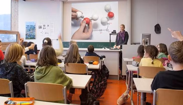 Độ sáng trên máy chiếu là thông số chính ảnh hưởng trực tiếp đến chất lượng cũng như độ rõ nét của hình ảnh khi chiếu lên