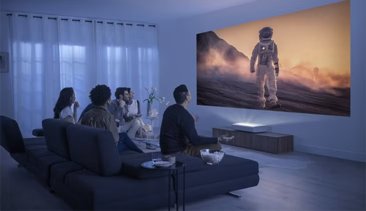 Máy chiếu sẽ cho màn hình rộng hơn, hiển thị rõ ràng.