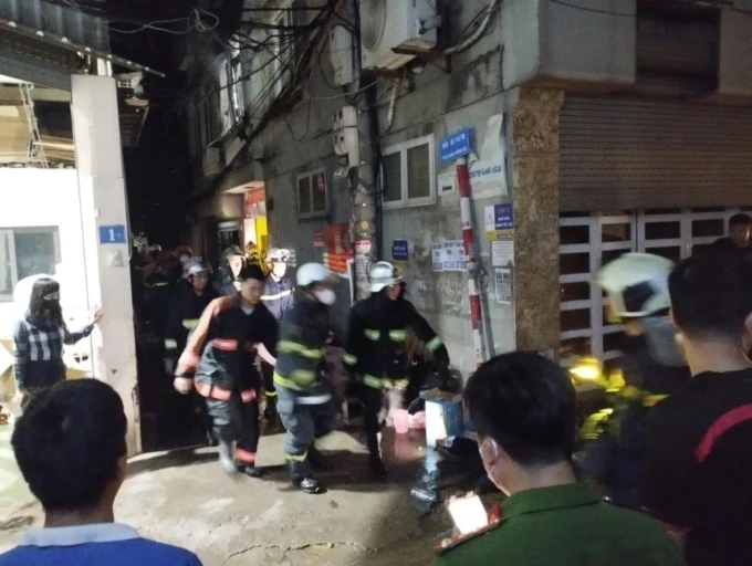 Lực lượng cứu hộ đưa nạn nhân ra ngoài. Ảnh: Phạm Chiểu