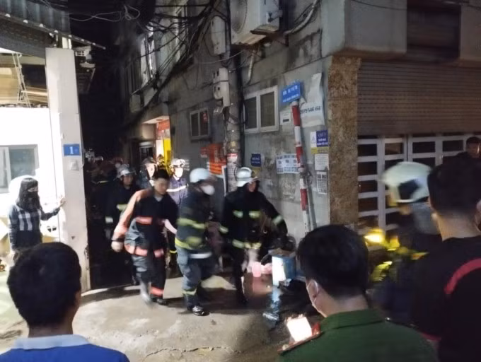 Lực lượng cứu hộ đưa nạn nhân ra ngoài. Ảnh: Phạm Chiểu