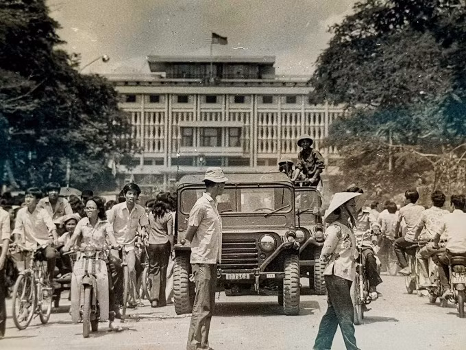 Khung cảnh trước Dinh Thống Nhất, quận 1, vào khoảng 15h ngày 30/4/1975. Ảnh: Nguyễn Đình Đạt
