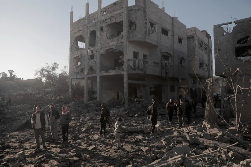 Cảnh đổ nát sau cuộc không kích của Israel tại trại tị nạn Maghazi, Dải Gaza, ngày 3/1/2025. (Ảnh: THX/TTXVN) con-tin-gaza-3344.jpg