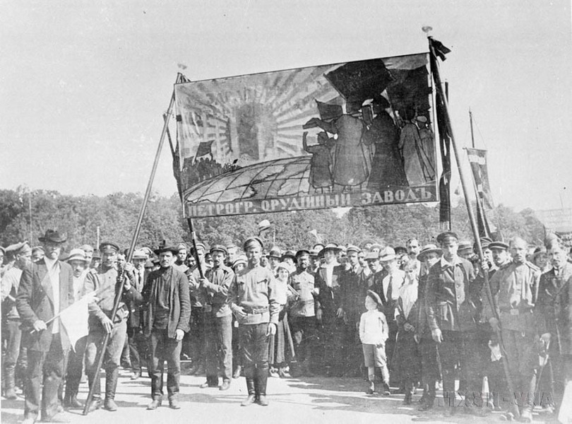 Công nhân của xưởng làm trong thành phố Petrograd biểu tình tháng 7/1917. (Nguồn; TTXVN)