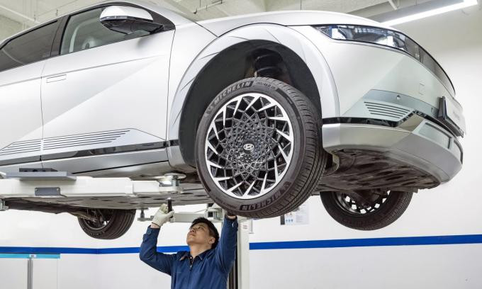 Một thợ kỹ thuật đang kiểm tra xe điện Hyundai Ioniq 5. Ảnh: Hyundai