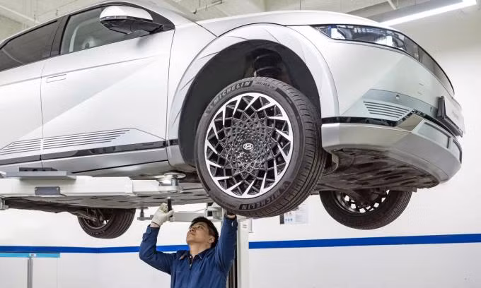 Một thợ kỹ thuật đang kiểm tra xe điện Hyundai Ioniq 5. Ảnh: Hyundai