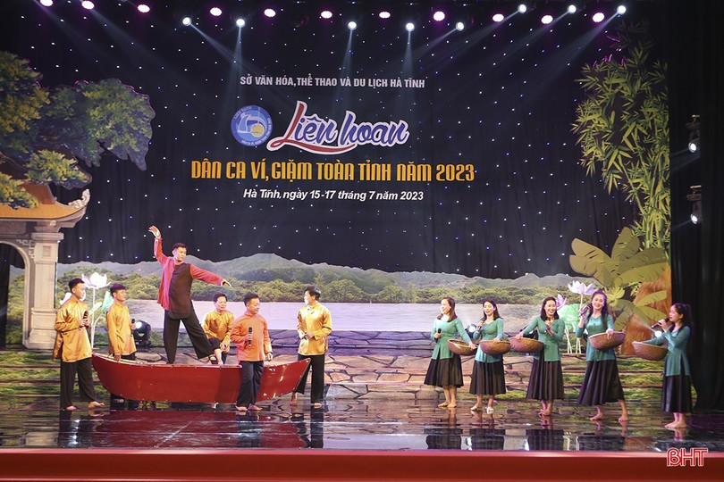 Tiết mục diễn xướng “Sông Lam chiều nắng đỏ” do CLB Dân ca ví, giặm Nguyễn Công Trứ (Nghi Xuân) biểu diễn tại Liên hoan dân ca ví, giặm toàn tỉnh Hà Tĩnh năm 2023. Ảnh Thiên Vỹ 154d1225926t50703l0.jpg