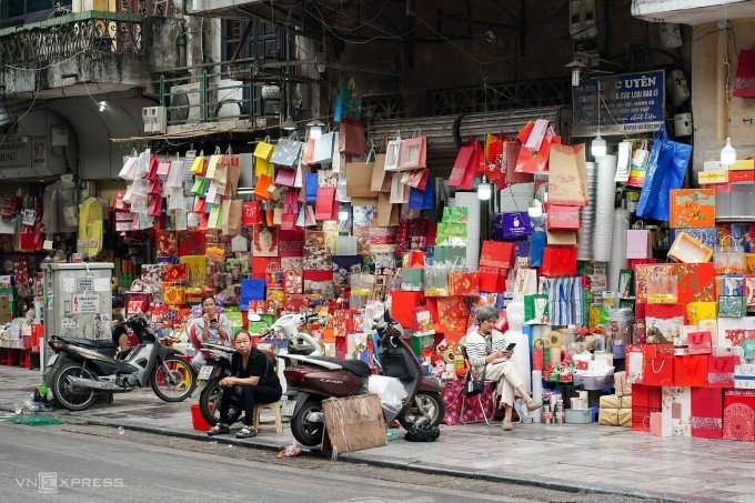 Hộ kinh doanh mặt hàng văn phòng phẩm trên phố Hàng Chiếu, Hà Nội. Ảnh: Hoàng Giang