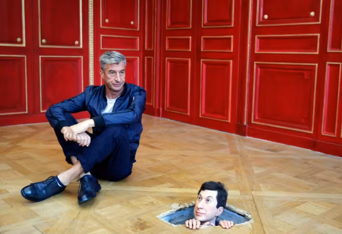 Maurizio Cattelan bên một tác phẩm của mình. Ông 64 tuổi, sinh tại Padua, Italy, hiện sống và làm việc ở New York, Mỹ. Ảnh: Domus