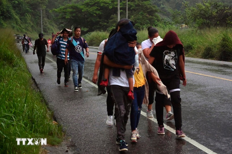 Người di cư di chuyển tới El Florido (Honduras), giáp giới với Guatemala, trong hành trình tới Mỹ. (Ảnh: AFP/TTXVN)