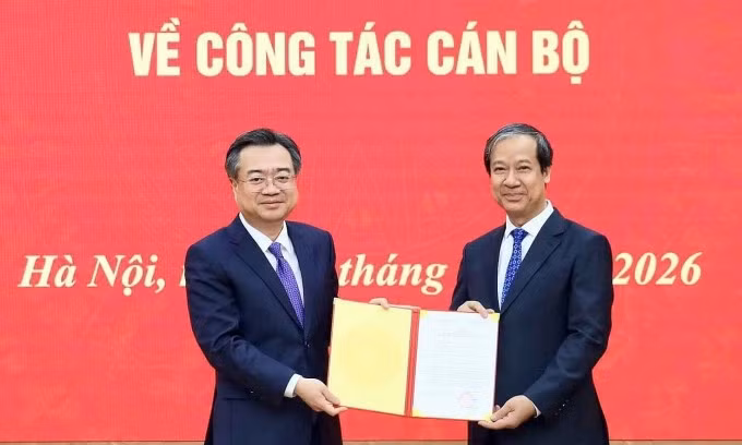 Trưởng ban Chính sách, chiến lược Trung ương Nguyễn Thanh Nghị trao quyết định của Bộ Chính trị cho ông Nguyễn Kim Sơn. Ảnh: Đinh Trung