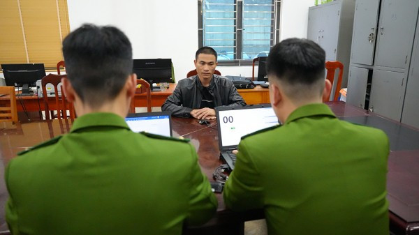 Lái tàu Nguyễn Văn Thâm tại cơ quan công an.