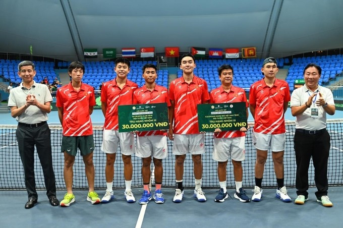 Đội tuyển quần vợt Việt Nam nhận thưởng sau khi trụ hạng ở nhóm III Davis Cup, tại cụm sân Hanaka, Bắc Ninh hôm 19/7. Ảnh: VTF Đội tuyển quần vợt Việt Nam nhận thưởng sau khi trụ hạng ở nhóm III Davis Cup, tại cụm sân Hanaka, Bắc Ninh hôm 19/7. Ảnh: VTF