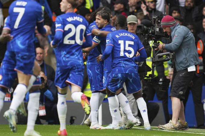 Các cầu thủ Chelsea mừng bàn mở tỷ số của Enzo Fernandez. Ảnh: AP Các cầu thủ Chelsea mừng bàn mở tỷ số của Enzo Fernandez. Ảnh: AP